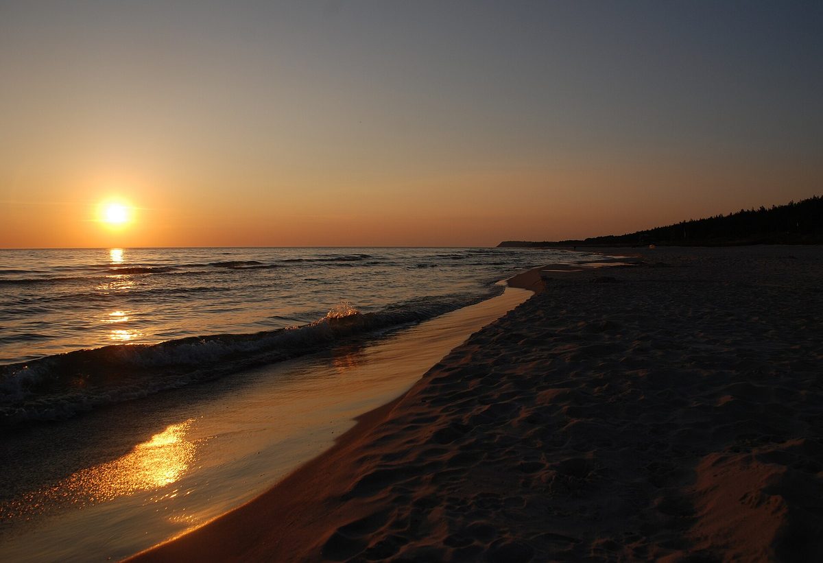 Noclegi blisko plaży w Karwi — gdzie spać nad morzem 2026